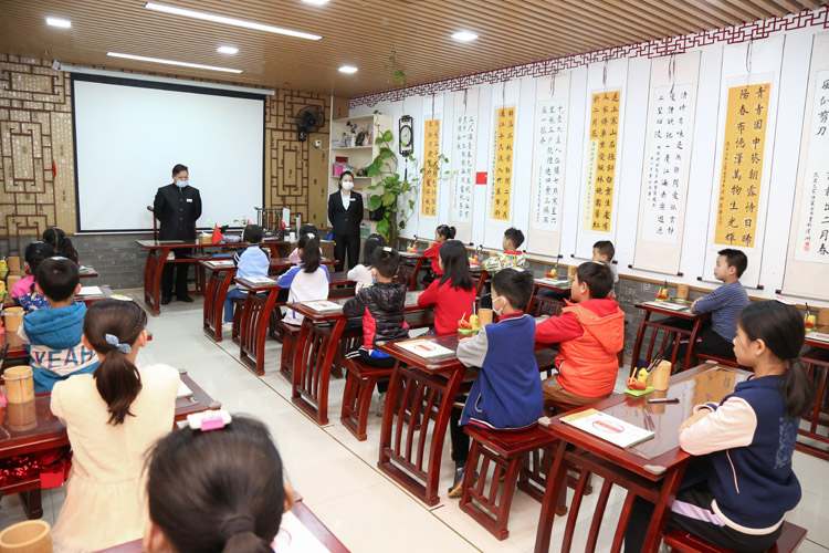 如(rú)何讓孩子(zǐ)練得(de)一(yī)手好(hǎo)字