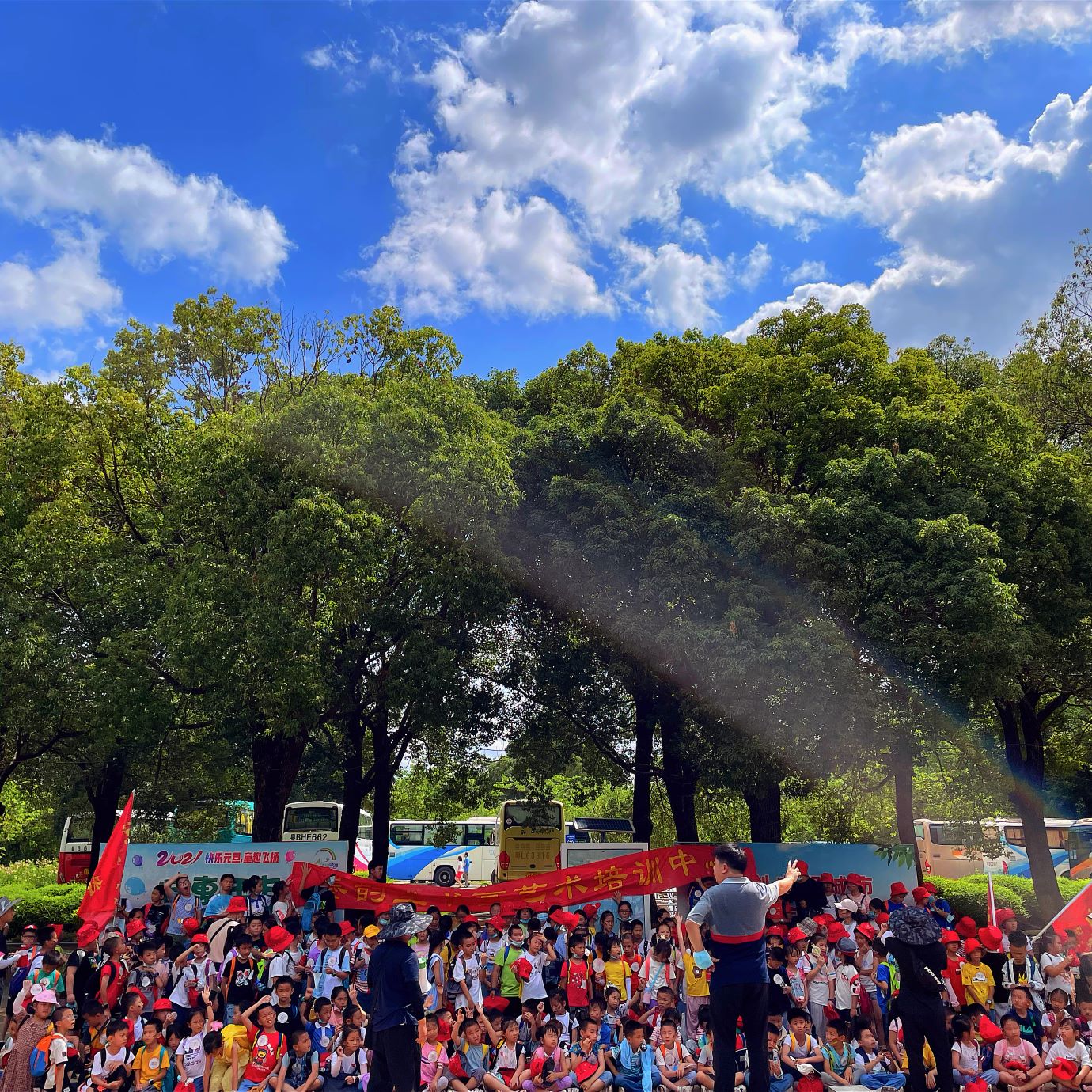 第五屆“一(yī)繪一(yī)世界”現(xiàn)場(chǎng)書(shū)畫(huà)寫生(shēng)大(dà)賽圓滿結束！